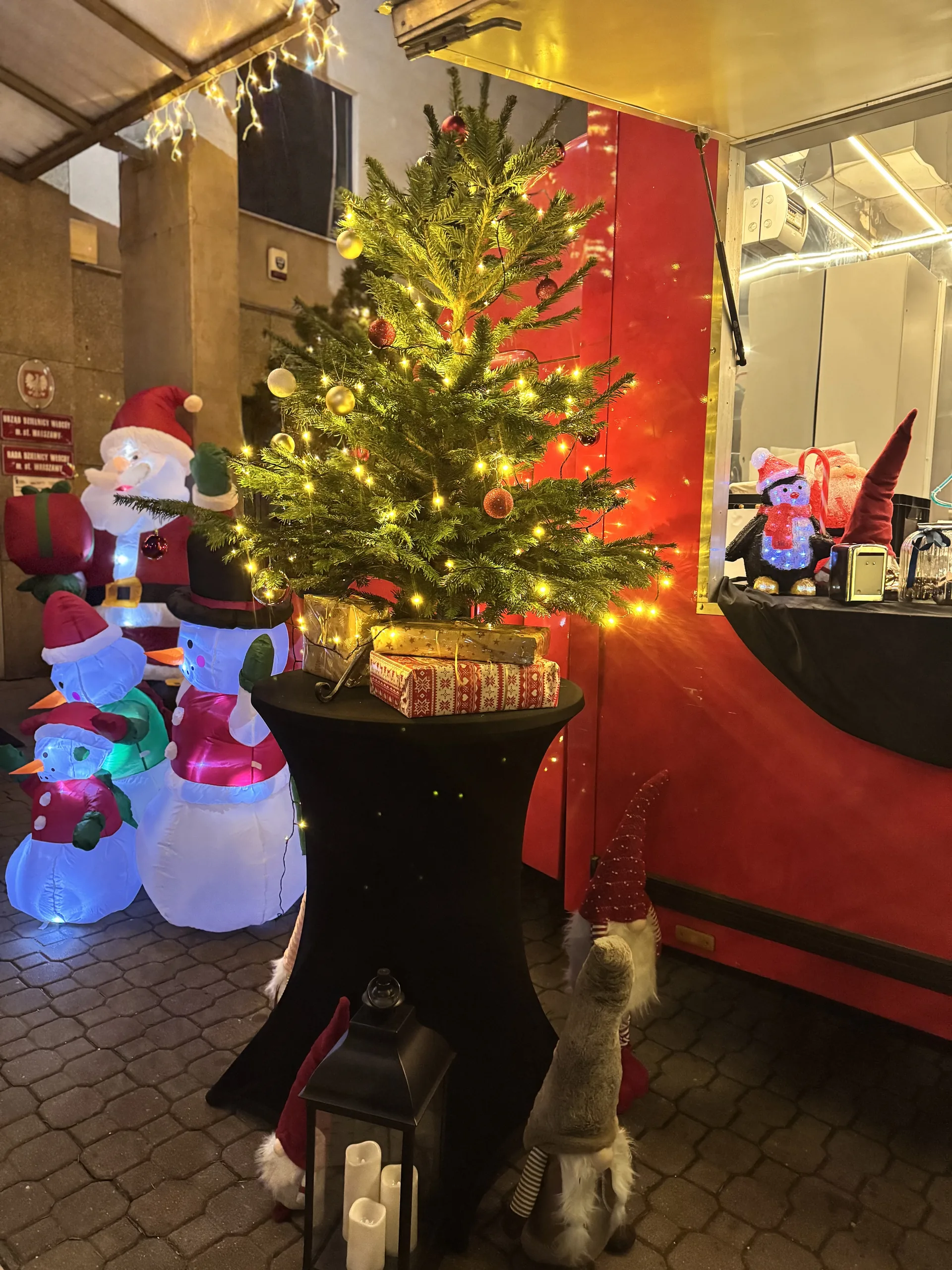 03.12 i 05.12.2025 Świąteczne podwórka Warszawy