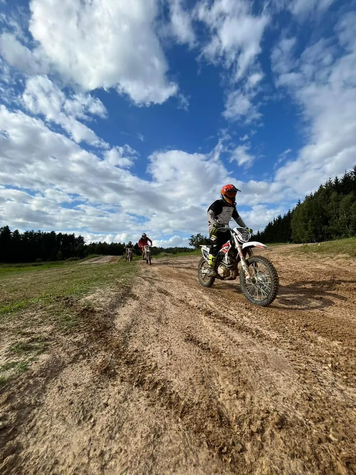 01.08 - 11.08.2024 Obóz rekreacja, survival, motocross w Ogrodnikach